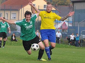 Der Pretzfelder Stratege Gereon Amon (l.) kommt im Zweikampf mit Tobias Schütz (r., FC Thuisbrunn) zu Fall, Den anschließenden Freistoß zirkelte Michael Streibel zum 3:1 in die Maschen, am Ende setzte sich Pretzfeld im Duell der A-Klasse 3 mit 3:2 durch. Leo Hühnlein