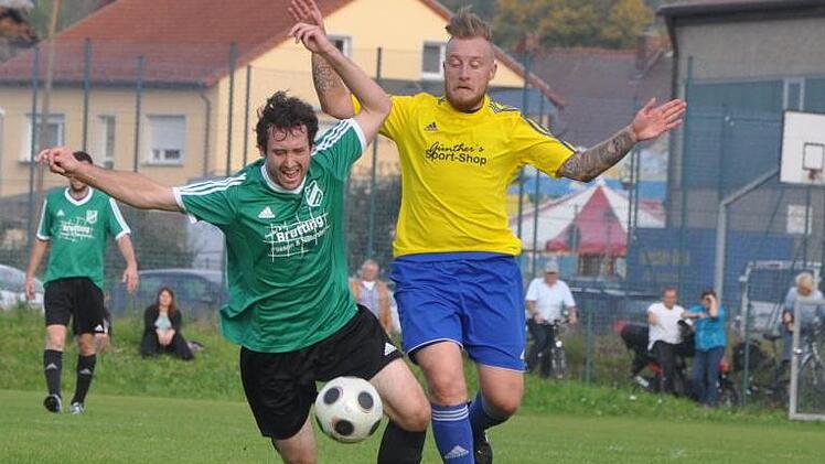 Der Pretzfelder Stratege Gereon Amon (l.) kommt im Zweikampf mit Tobias Schütz (r., FC Thuisbrunn) zu Fall, Den anschließenden Freistoß zirkelte Michael Streibel zum 3:1 in die Maschen, am Ende setzte sich Pretzfeld im Duell der A-Klasse 3 mit 3:2 durch. Leo Hühnlein