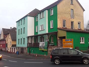 Die Sanierung der Fassade zur Bad Brückenauer Bahnhofstraße hin ist beim ehemaligen Gasthof "Zum Grünen Baum" so gut wie abgeschlossen. Lediglich an der Frontseite erkennt man noch, in welch marodem Zustand sich das Gebäude viele Jahre lang befunden hat.Foto: Rolf Pralle