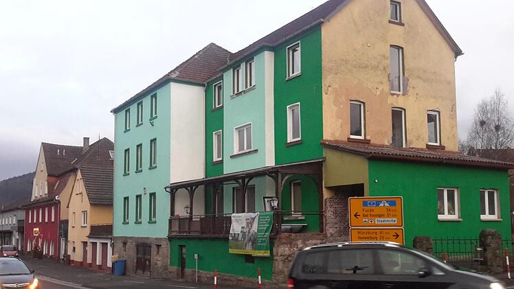Die Sanierung der Fassade zur Bad Brückenauer Bahnhofstraße hin ist beim ehemaligen Gasthof "Zum Grünen Baum" so gut wie abgeschlossen. Lediglich an der Frontseite erkennt man noch, in welch marodem Zustand sich das Gebäude viele Jahre lang befunden hat.Foto: Rolf Pralle