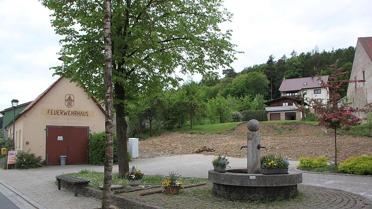 Auf dem Areal neben dem bestehenden Feuerwehrhaus in Unterbrunn soll das neue Dorfgemeinschaftshaus errichtet werden.Matthias Einwag