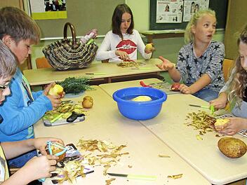 Zusammen bereiteten die Sch&uuml;ler Kartoffelgerichte und andere K&ouml;stlichkeiten zu. Foto: Bruno Preissinger