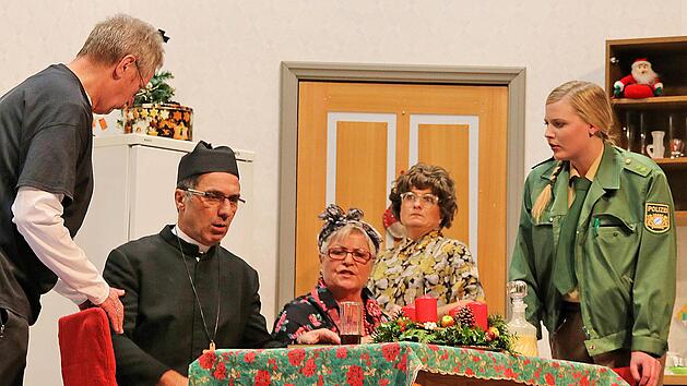 Polizeianw&auml;rterin Vroni (rechts) hat alle H&auml;nde voll zu tun. Sie muss nicht  nur einen Opferstock-Diebstahl, sondern auch einen Bankraub aufkl&auml;ren.  Foto: Dieter Britz