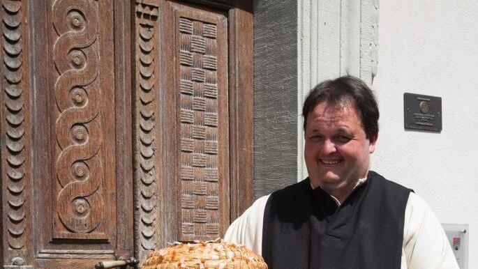 Neu im Reigen der M&uuml;nnerst&auml;dter Heimatspieler ist Dieter Sch&ouml;lzke. Der Vorstand der M&uuml;nnerst&auml;dter Imker tr&auml;gt nun nicht nur einen Imkerhut sondern auch die Kutte des Bildh&auml;user M&ouml;nchs. Fotos: Christine Schikora