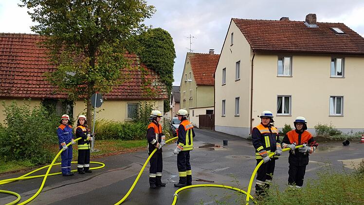 Der Umgang mit den Schläuchen und Spritzen will gelernt sein, aber hier hatten die Prüflinge alles fest im Griff.  Foto: Matthias Nöth