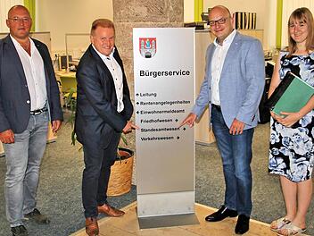 Das Standesamt im Münnerstädter Rathaus ist ab 1. November auch für die  Verwaltungsgemeinschaft Maßbach zuständig. Der Maßbacher Geschäftsleitende  Beamte Frank Maurer (von links), die Bürgermeister Matthias Klement und Michael Kastl  sowie Standesamtsleiterin Marina Härder   informierten darüber. Foto: Dieter Britz