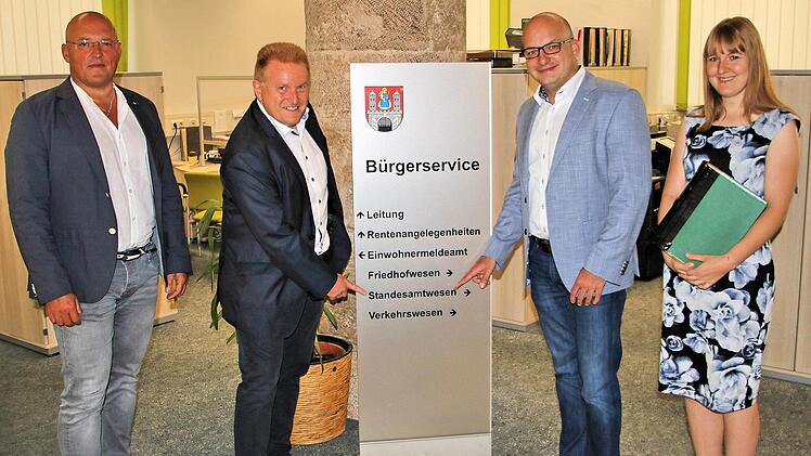 Das Standesamt im Münnerstädter Rathaus ist ab 1. November auch für die  Verwaltungsgemeinschaft Maßbach zuständig. Der Maßbacher Geschäftsleitende  Beamte Frank Maurer (von links), die Bürgermeister Matthias Klement und Michael Kastl  sowie Standesamtsleiterin Marina Härder   informierten darüber. Foto: Dieter Britz