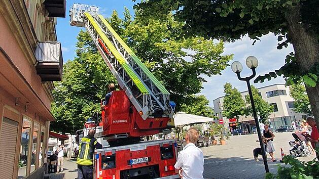 Ein au&szlig;ergew&ouml;hnlicher Feuerwehreinsatz am Paradeplatz hat am Montagnachmittag (23. Juli 2020) neugierige Blicke auf sich gezogen. Foto: Ronald Heck