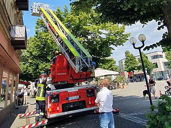 Ein außergewöhnlicher Feuerwehreinsatz am Paradeplatz hat am Montagnachmittag (23. Juli 2020) neugierige Blicke auf sich gezogen. Foto: Ronald Heck