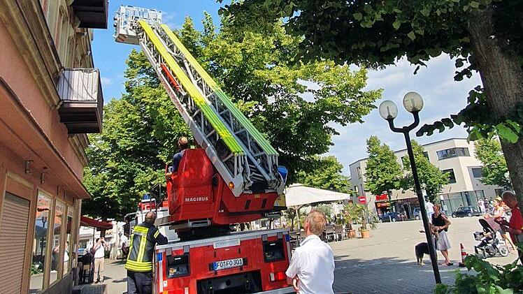 Ein außergewöhnlicher Feuerwehreinsatz am Paradeplatz hat am Montagnachmittag (23. Juli 2020) neugierige Blicke auf sich gezogen. Foto: Ronald Heck