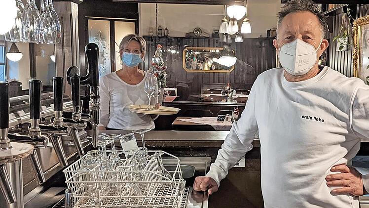 Franz und Ute Pansi in ihrem Restaurant. Die vergangenen Monate waren nicht leicht - Besserung ist nicht in Sicht.