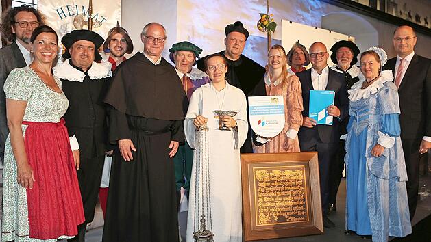 Erinnerungsfoto im Rittersaal: Die M&uuml;nnerst&auml;dter mit Traudi Siferlinger (2. von links) und Heimatminister Albert F&uuml;racker (rechts).
