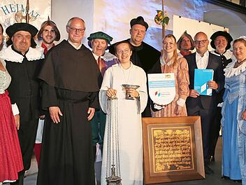 Erinnerungsfoto im Rittersaal: Die Münnerstädter mit Traudi Siferlinger (2. von links) und Heimatminister Albert Füracker (rechts).
