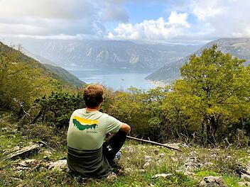 Imposante Felswände und türkisblaues Meerwasser – das ist die Bucht von Kotor. In diesem Naturspektakel kannst du ein sagenhaft schönes Panorama erleben.