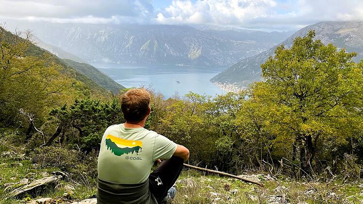 Imposante Felswände und türkisblaues Meerwasser – das ist die Bucht von Kotor. In diesem Naturspektakel kannst du ein sagenhaft schönes Panorama erleben.