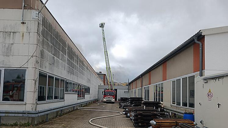 Riesiger Brand auf Firmengelände in Wunsiedel: Etwa 100 Mitarbeiter evakuiert