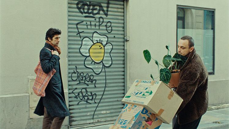 Martin (Ben Whishaw, links) nimmt zur Kenntniss, dass Tomas (Franz Rogowski) die gemeinsame Wohnung verlässt.