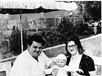 Willi Schmitt, der damals noch kleine Hubert und Anna Schmitt vor der damaligen Eisdiele in der Bergstraße.
