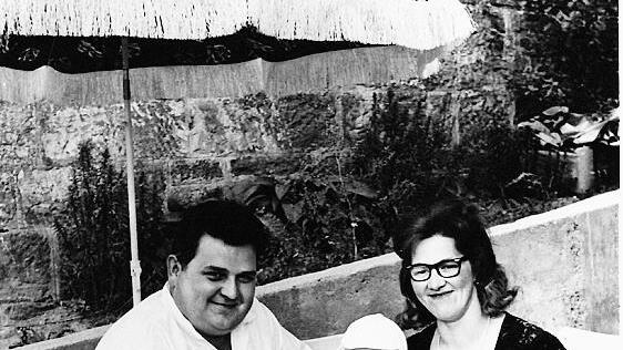 Willi Schmitt, der damals noch kleine Hubert und Anna Schmitt vor der damaligen Eisdiele in der Bergstraße.