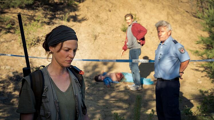 Wildhüterin Sara Jahnke (Maria Simon) erklärt ihrem  Polizisten-Vater (Jörg Schüttauf, rechts) und Kommissar Laue (Jacob Matschenz), dass die tote Frau wohl nicht durch Wölfe ums Leben kam.