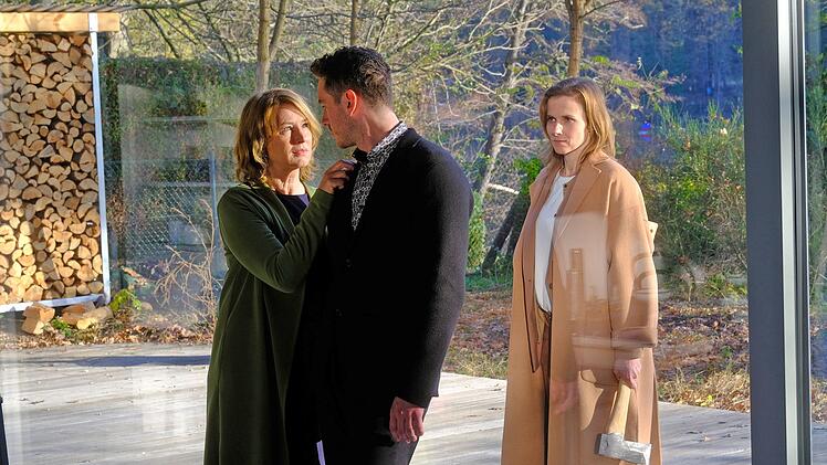 Henriette (Corinna Harfouch, links) ist in den 25 Jahre j&uuml;ngeren Philipp (Louis Nitsche) verliebt - und der offenbar in sie. Henriettes Tochter Johanna (Karin Hanczewski), die ohnehin ein schwieriges Verh&auml;ltnis zur Mutter pflegt, traut der Idylle nicht.