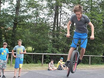 Der neue Skaterplatz in Steinach wird von Jugendlichen sehr gut angenommen. Auch die BMX-Radfahrer trainieren hier ihre Kunststücke.  Foto: Björn Hein
