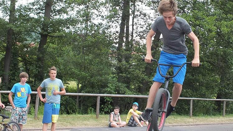 Der neue Skaterplatz in Steinach wird von Jugendlichen sehr gut angenommen. Auch die BMX-Radfahrer trainieren hier ihre Kunststücke.  Foto: Björn Hein