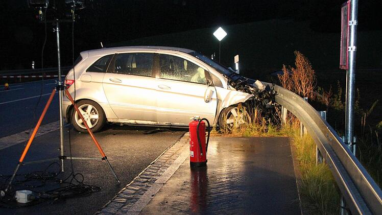 Leicht verletzt wurde der Fahrer des Mercedes. Sein Auto kam nach dem Zusammenstoß erst viele Meiter weiter an der Leitplanke zum Stehen.