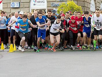 Großer Andrang beim Start zum 1. Coburger Sparkassen-Night-RunFotos: Albert Höchstädter
