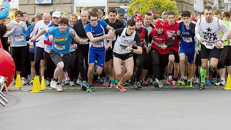 Großer Andrang beim Start zum 1. Coburger Sparkassen-Night-RunFotos: Albert Höchstädter