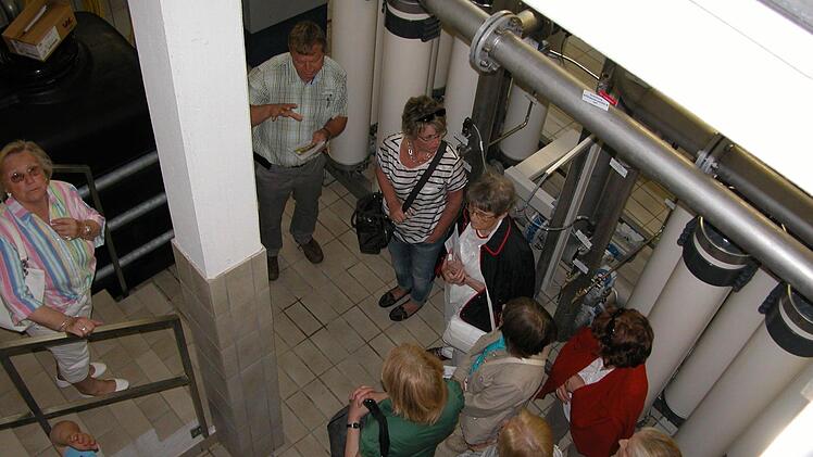 Ein Mitarbeiter des Wasserwerks Arnshausen erklärt den Besucherinnen des Frauenrings die Technik.