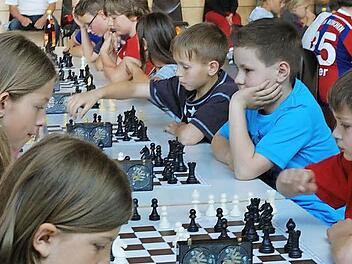 Die Schülerinnen und Schüler der 3. Klassen stellten mit 30 Teilnehmern die größte Gruppe beim Schulschach-Turnier. Fotos: Hans Neuberg