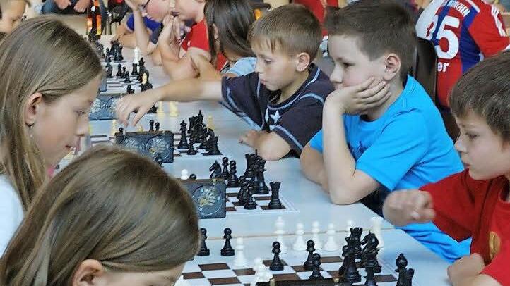 Die Schülerinnen und Schüler der 3. Klassen stellten mit 30 Teilnehmern die größte Gruppe beim Schulschach-Turnier. Fotos: Hans Neuberg