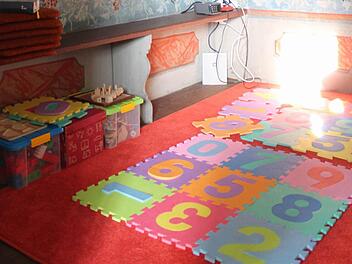 In der Kinderloge können Eltern mit ihren Kleinkindern den Gottesdienst durch eine Scheibe und über Lautsprecher verfolgen.