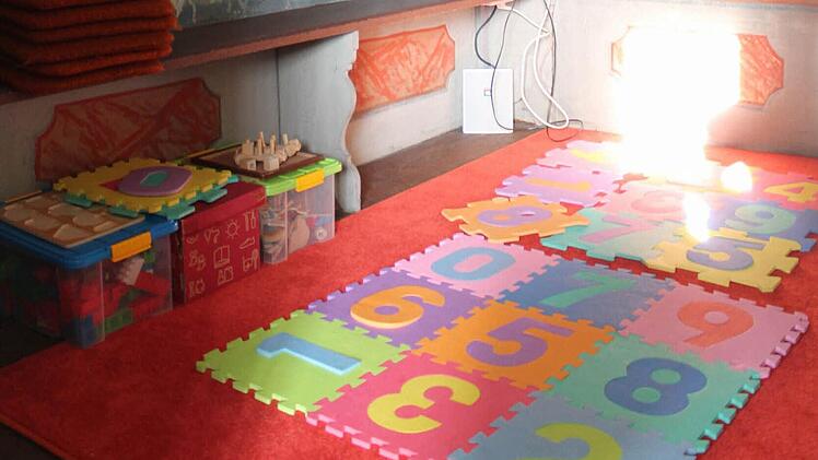 In der Kinderloge können Eltern mit ihren Kleinkindern den Gottesdienst durch eine Scheibe und über Lautsprecher verfolgen.
