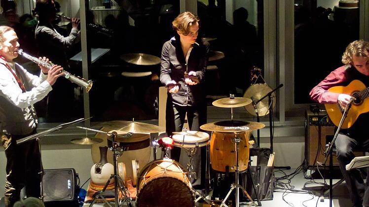"Ensemble Nu:n": Gert Anklam (Saxofon), Nora Thiele (Perkussion) und Falk Zenker (Gitarre) eröffneten die Reihe "Jazz im Museum". Foto: Jochen Berger