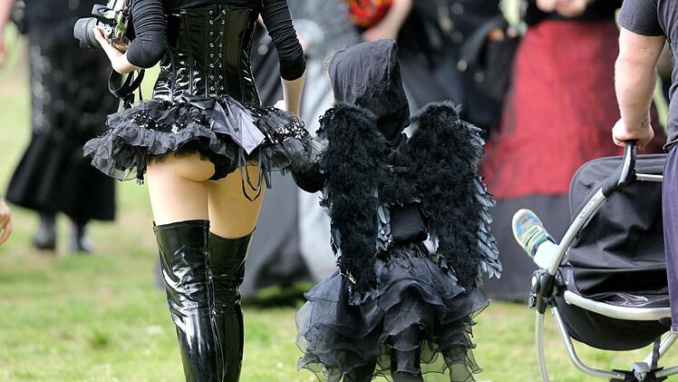 In knappen Outfits, opulenten Kleidern und kreativen Verkleidungen präsentieren sich die Teilnehmer des Wave-Gotik-Treffens in Leipzig. Foto: dpa
