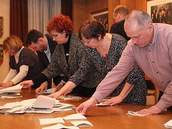 Die Wahlhelfer im Kupferberger Rathaus zählen die Stimmzettel aus. 45 Minuten später steht das Ergebnis fest. 394 Stimmen oder 82,25 Prozent entfallen auf Alfred Kolenda. Foto: Stephan Tiroch