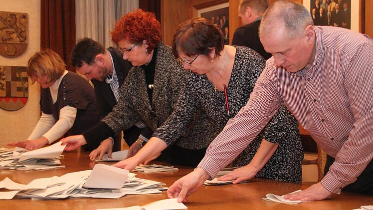 Die Wahlhelfer im Kupferberger Rathaus zählen die Stimmzettel aus. 45 Minuten später steht das Ergebnis fest. 394 Stimmen oder 82,25 Prozent entfallen auf Alfred Kolenda. Foto: Stephan Tiroch