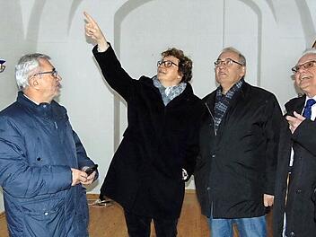 Unter anderem von Eduard Nöth (2. v .r.) wird Monika Hohlmeier durch das Weißenoher Kloster geführt.  Foto: Petra Malbrich