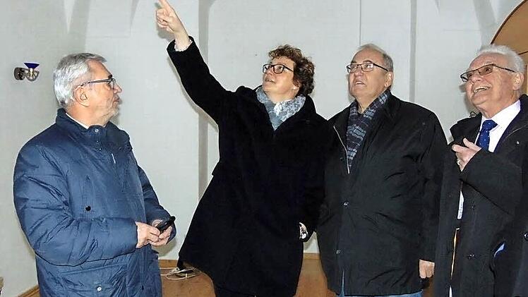 Unter anderem von Eduard Nöth (2. v .r.) wird Monika Hohlmeier durch das Weißenoher Kloster geführt.  Foto: Petra Malbrich