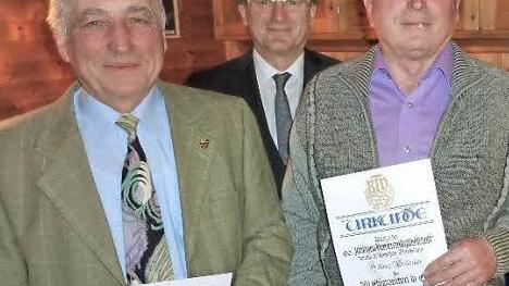 Reinhold Müller (50 Jahre, links) und Hilmar Welscher (60 Jahre) wurden für ihre langjährige Mitarbeit geehrt - dazwischen Bürgermeister Rainer Detsch. Fotos: Gerd Fleischmann