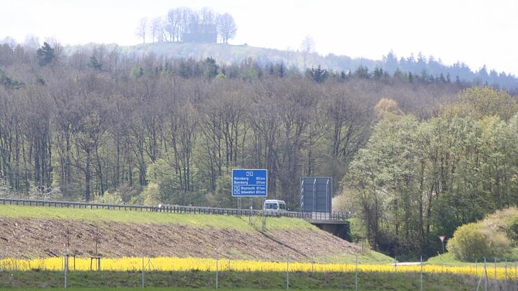 Auch auf der Staffelsteiner Seite der A 73 wird in wenigen Wochen mit dem Bau eines Walls begonnen; im Hintergrund der Veitsberg. Foto: Matthias Einwag