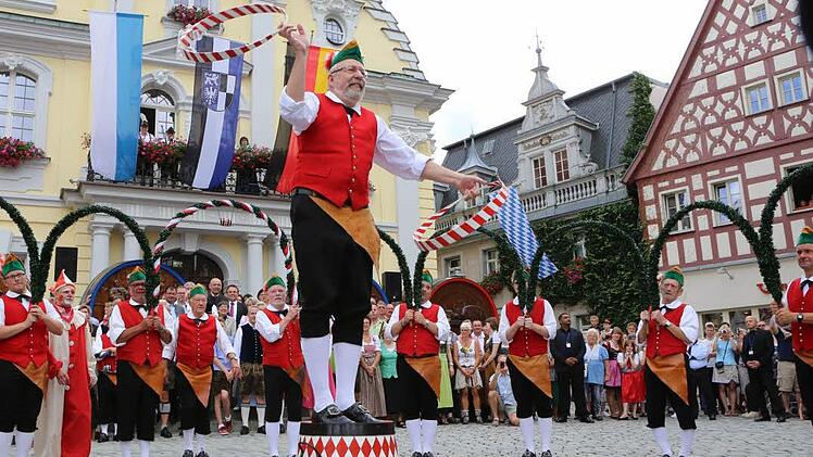 Die Kulmbacher halten die Traditionen hoch. Der Büttnertanz vor dem Rathaus gehörte auch in diesem Jahr zur Bierfesteröffnung. Foto: Barbara Herbst