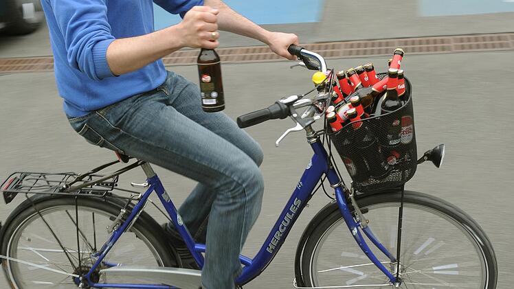 Weil er in eine Gaststätte nicht mehr hineingelassen wurde, ist ein 29-Jähriger zur Polizei geradelt und hat sich beschwert. Das Problem: Er war betrunken. Symbolfoto: dpa