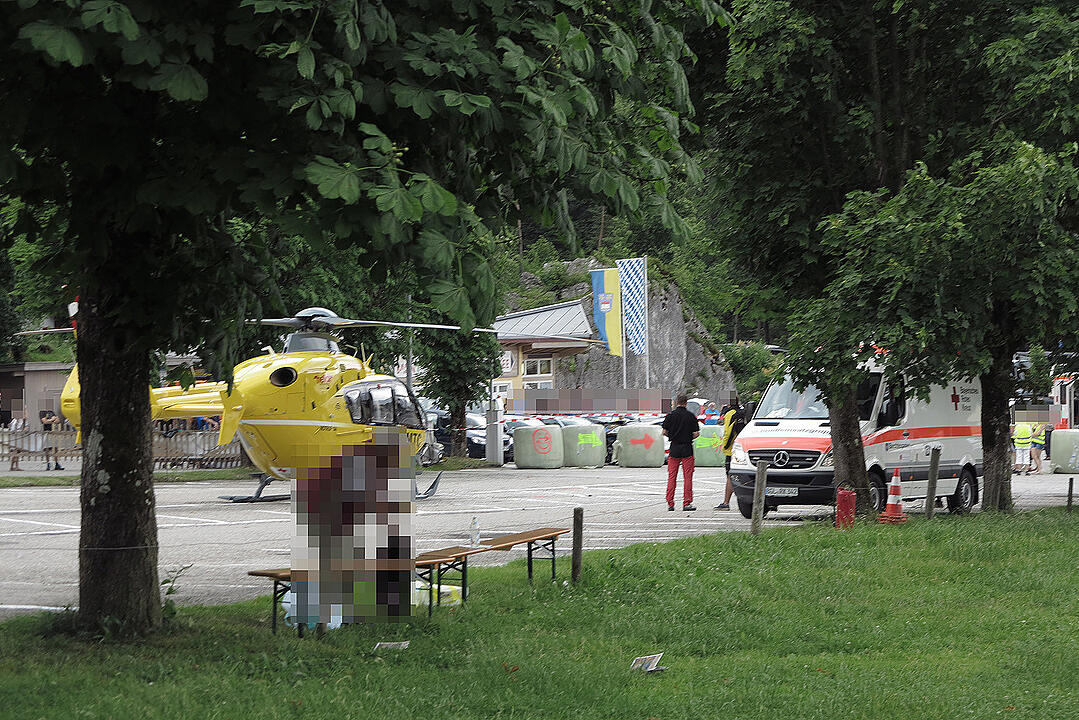 Rennwagen verliert Kontrolle und rast in Zuschauer – mindestens sieben Verletzte in Oberbayern