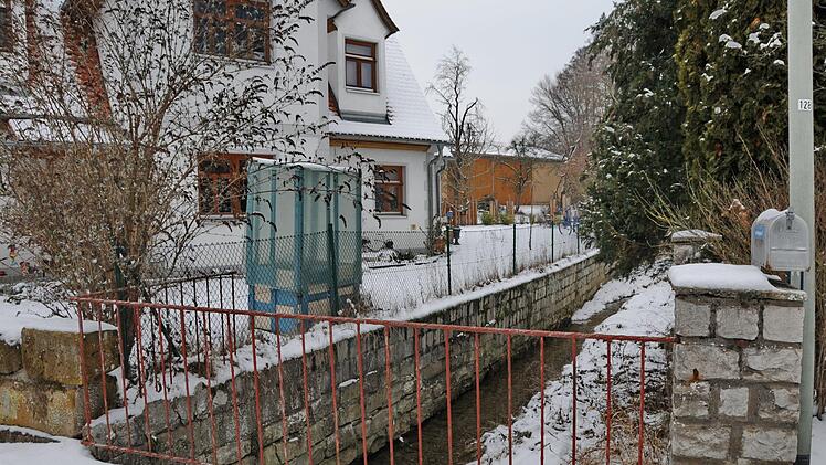 Das ist die Brücke II, die dringend saniert werden muss, um die Sicherheit  für die Anlieger in Hetzles zu gewährleisten.   Foto: Karl Heinz Wirth