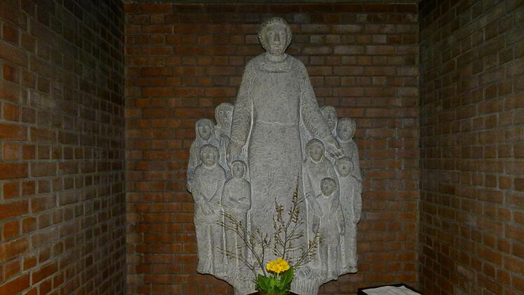 Die bildhauerische Ausgestaltung - hier Kirchenpatron St. Josef/Altar/Tabernakel - übernahm Hermann Leitherer.             Foto: Marion Krüger-Hundrup