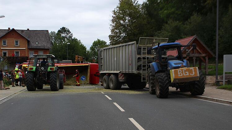 In Oberfranken geriet ein Traktor ins Schleudern und kippte um. In seinem Anh&auml;nger hatte er Mais geladen, der sich auf der Staatsstra&szlig;e 2163 &uuml;ber die komplette Fahrbahn ergoss. Zur Bergung musste die Feuerwehr ausr&uuml;cken.  Foto: NEWS5 / Holzheimer