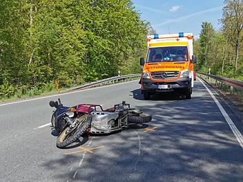 Ein 22 Jahre alter Motorradfahrer und seine 19 Jahre alte Beifahrerin prallten bei M&uuml;sch (Kreis Ahrweiler) auf einen PKW und wurden schwer verletzt.